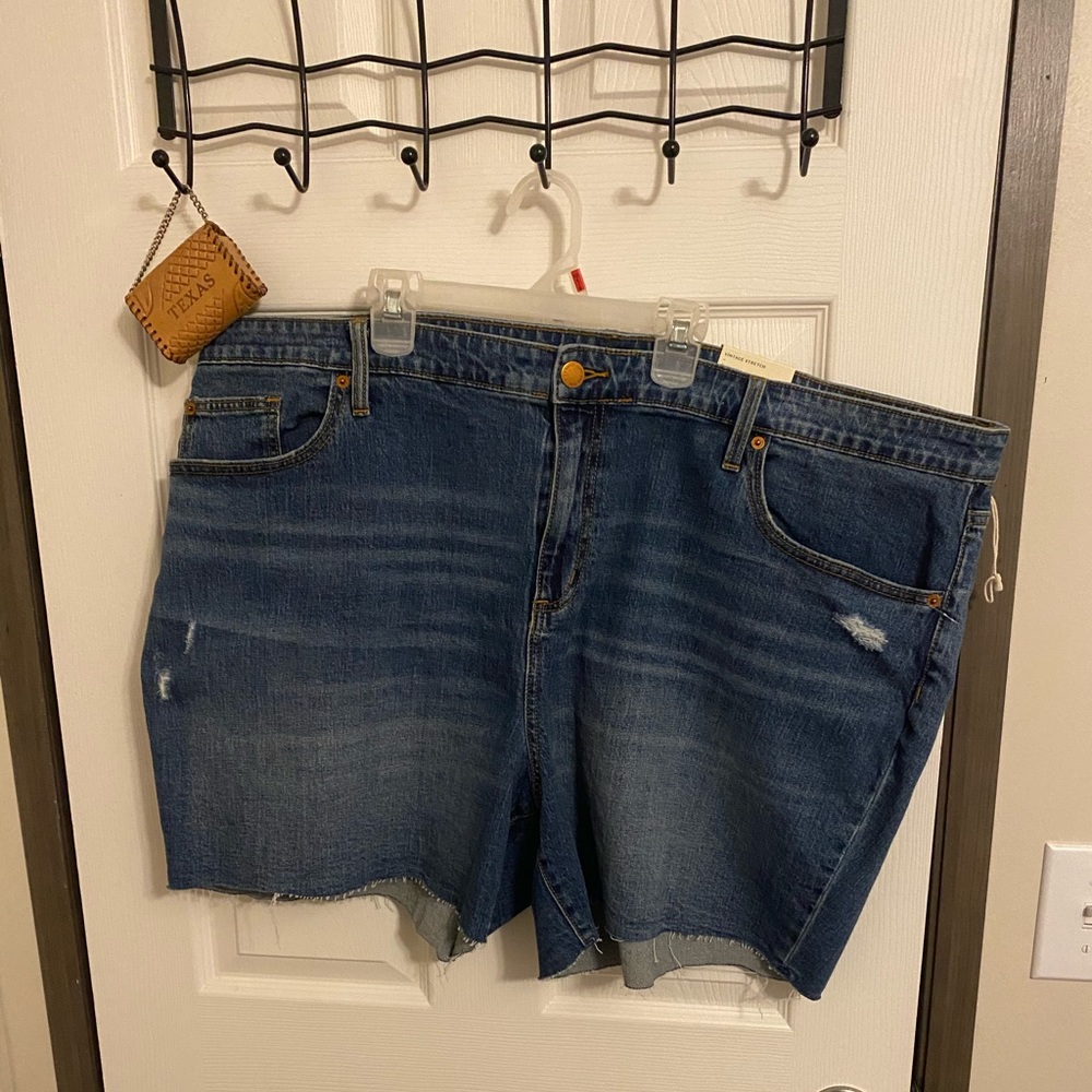UNIVESAL THREAD BOYFRIEND SHORTS